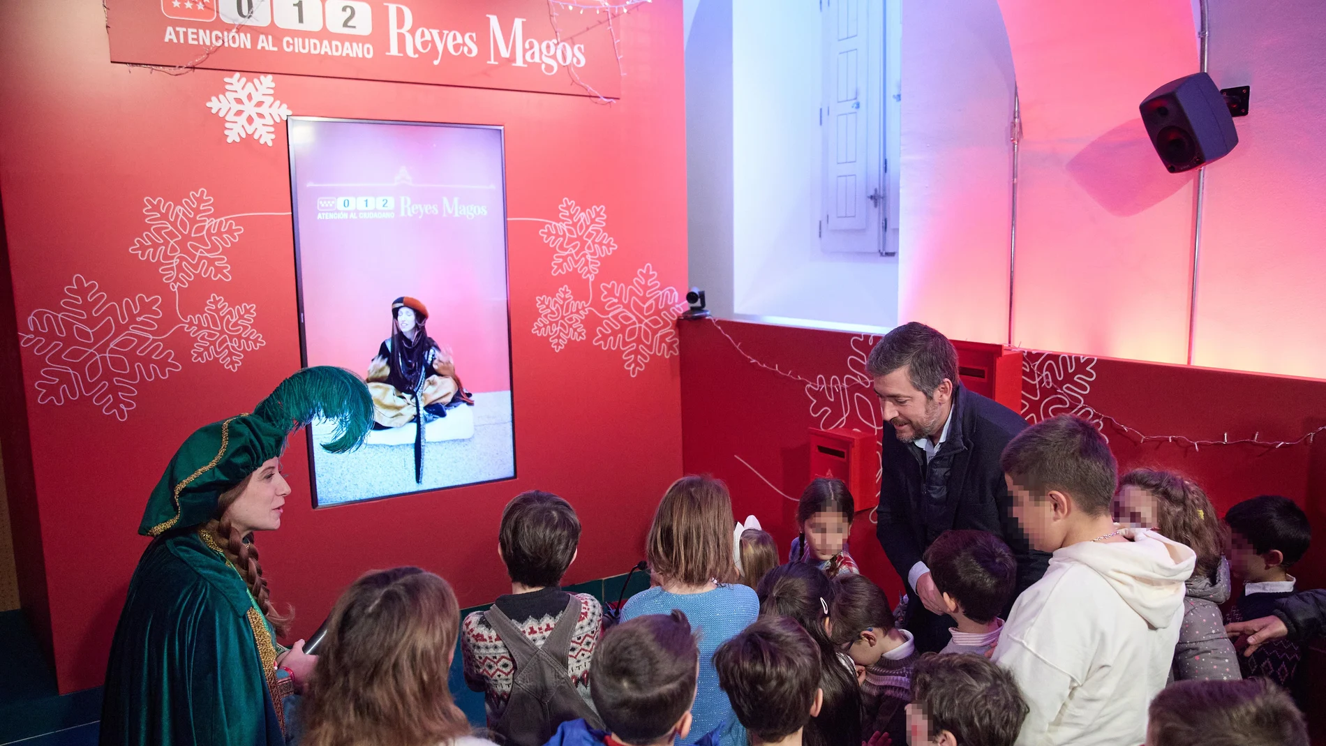 El consejero de Presidencia, Justicia y Administración Local de la Comunidad de Madrid, Miguel Ángel García Martín, junto a una paje real y niños, visita el servicio 012 Reyes Magos, en la Real Casa de Postas, a 2 de enero de 2024, en Madrid (España). Durante la visita, los niños han pedido sus deseos a un Paje Real. 02 ENERO 2024;REYES MAGOS;SERVICIO ESPECIAL 012;CONSEJERO Jesús Hellín / Europa Press 02/01/2024