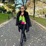 Marta Sánchez con pitillo y botas. 