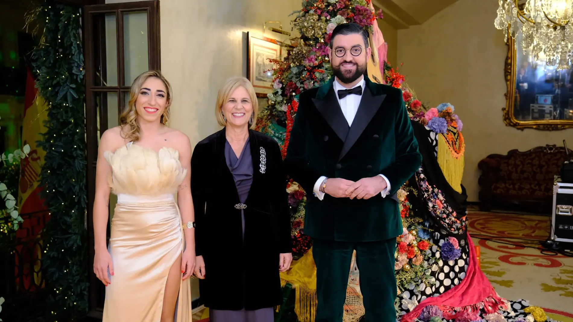 Manu Sánchez junto a la alcaldesa de Jerez y Olga Carmona en la Nochevieja de 2023