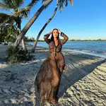 Vicky Martín Berrocal con caftán de animal print.