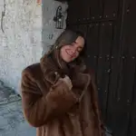 María Pombo con abrigo de pelo.