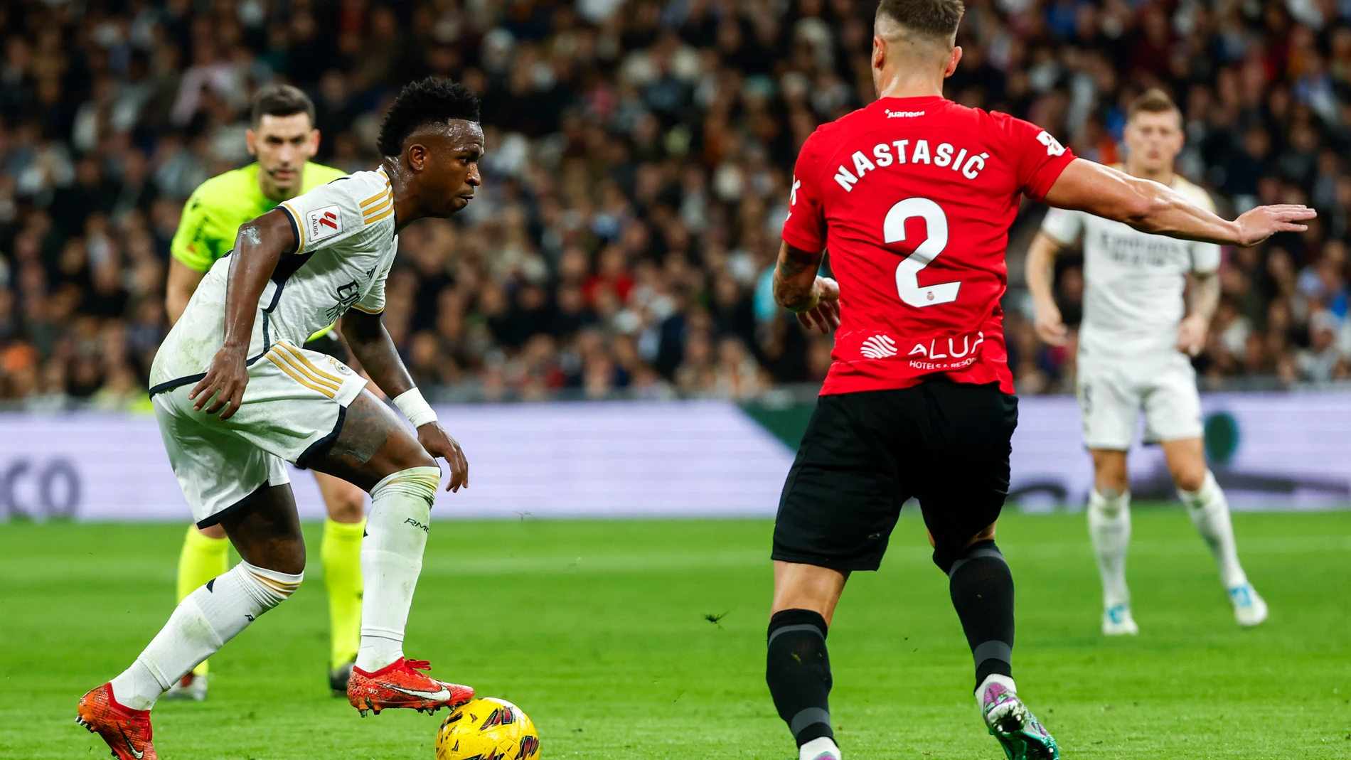 MADRID, 03/01/2024.- El delantero brasileño del Real Madrid Vinicius Junior (i) disputa una posesión con el defensa serbio del Mallorca Matija Nastasic durante el partido de la jornada 19 de LaLiga EA Sports disputado entre el Real Madrid y el RCD Mallorca, este miércoles en el estadio Santiago Bernabéu. EFE/ Javier Lizón