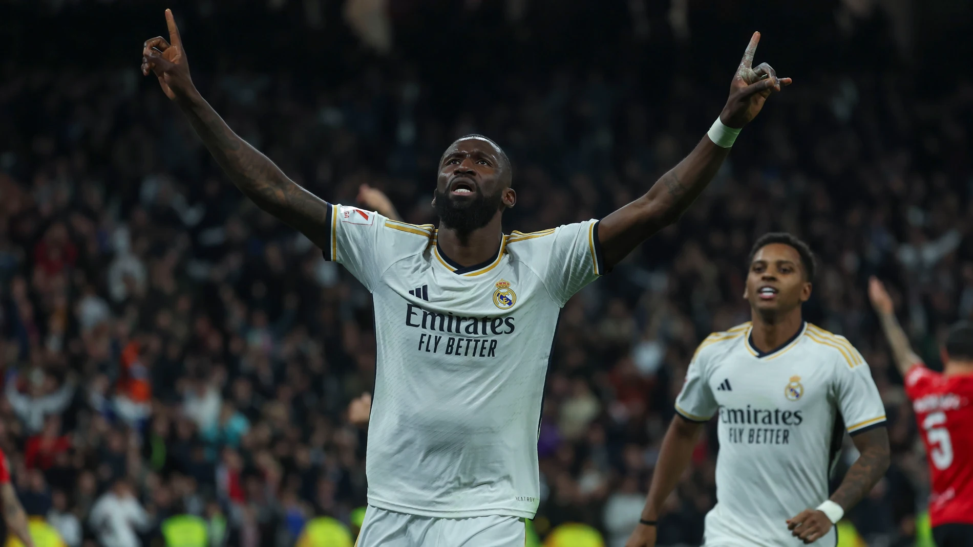 MADRID, 03/01/2024.- El defensa alemán del Real Madrid Antonio Rudiger celebra el primer gol de su equipo durante el partido de la jornada 19 de LaLiga EA Sports disputado entre el Real Madrid y el RCD Mallorca, este miércoles en el estadio Santiago Bernabéu. EFE/ Kiko Huesca