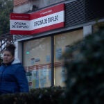 Un cartel de una oficina del SEPE de Móstoles, a 3 de enero de 2023, en Móstoles, Madrid (España). 