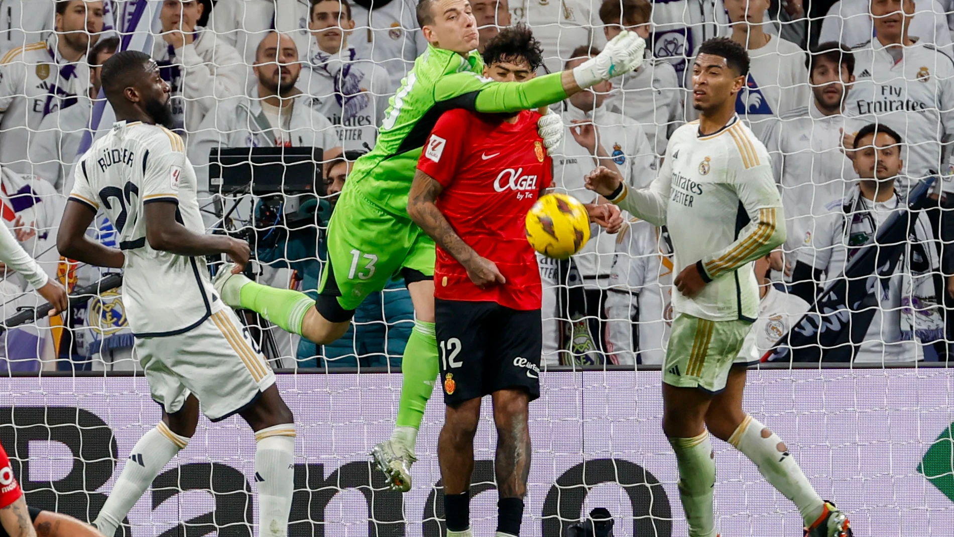 MADRID, 03/01/2024.- El portero ucraniano del Real Madrid, Andriy Lunin (2i) despeja ante el centrocampista portugués del Mallorca, Samu Costa (2d), durante el partido de la jornada 19 de LaLiga EA Sports disputado entre el Real Madrid y el RCD Mallorca, este miércoles en el estadio Santiago Bernabéu. EFE/ Javier Lizón