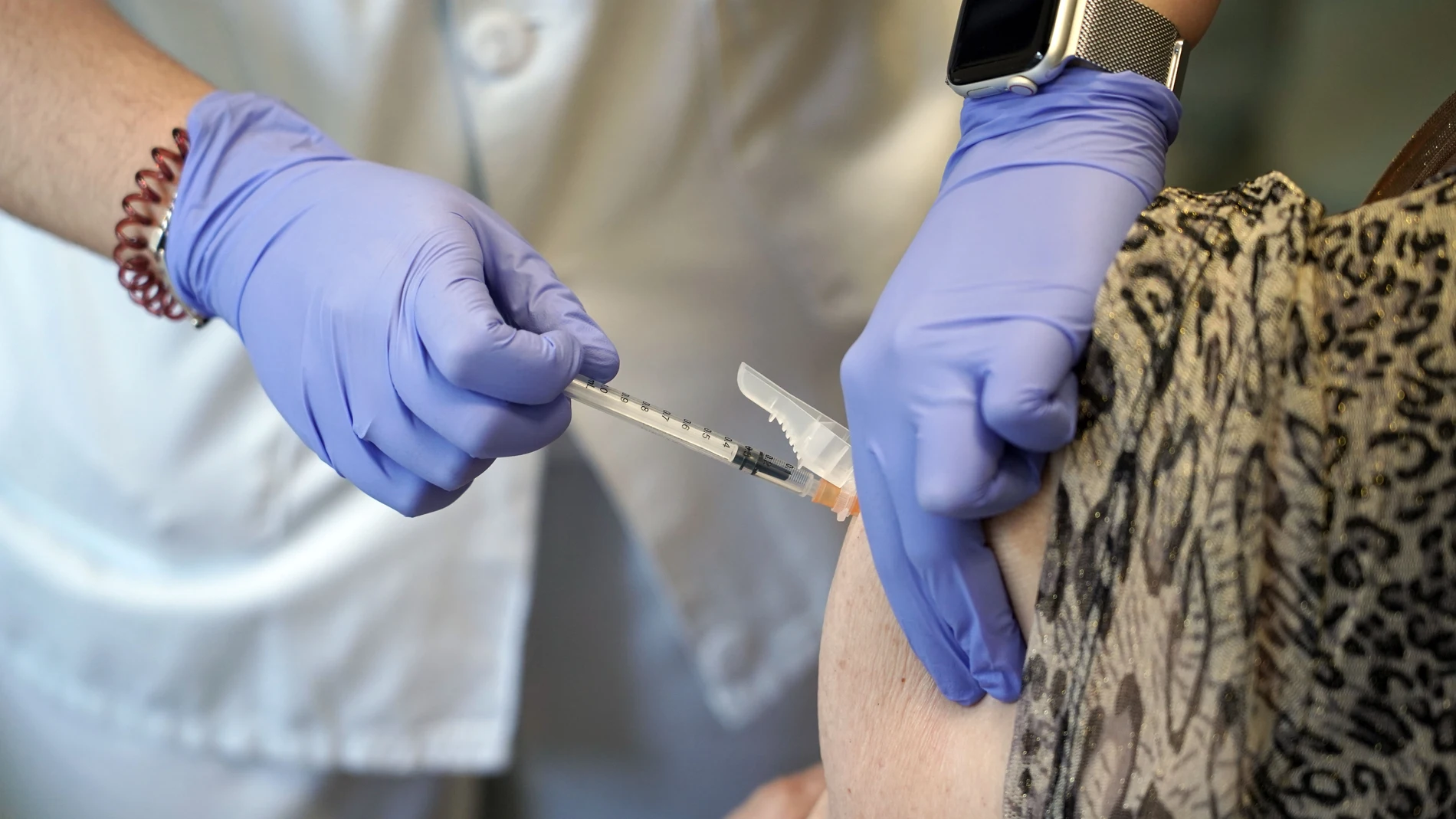 Sanidad llama a niños y mayores a vacunarse contra la gripe ante unos datos insuficientes