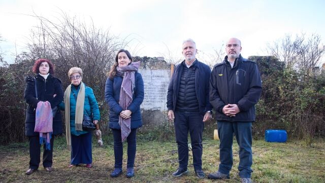 La alcaldesa de Soto del Real, Noelia Barrado (c), el ministro de Política Territorial y Memoria Democrática, Ángel Víctor Torres (2d), y el delegado del Gobierno en la Comunidad de Madrid, Francisco Martín (d), visitan el destacamento penal de Chozas de la Sierra, a 3 de enero de 2024, en Soto del Real, Madrid (España). 