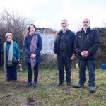 La alcaldesa de Soto del Real, Noelia Barrado (c), el ministro de Política Territorial y Memoria Democrática, Ángel Víctor Torres (2d), y el delegado del Gobierno en la Comunidad de Madrid, Francisco Martín (d), visitan el destacamento penal de Chozas de la Sierra, a 3 de enero de 2024, en Soto del Real, Madrid (España). 