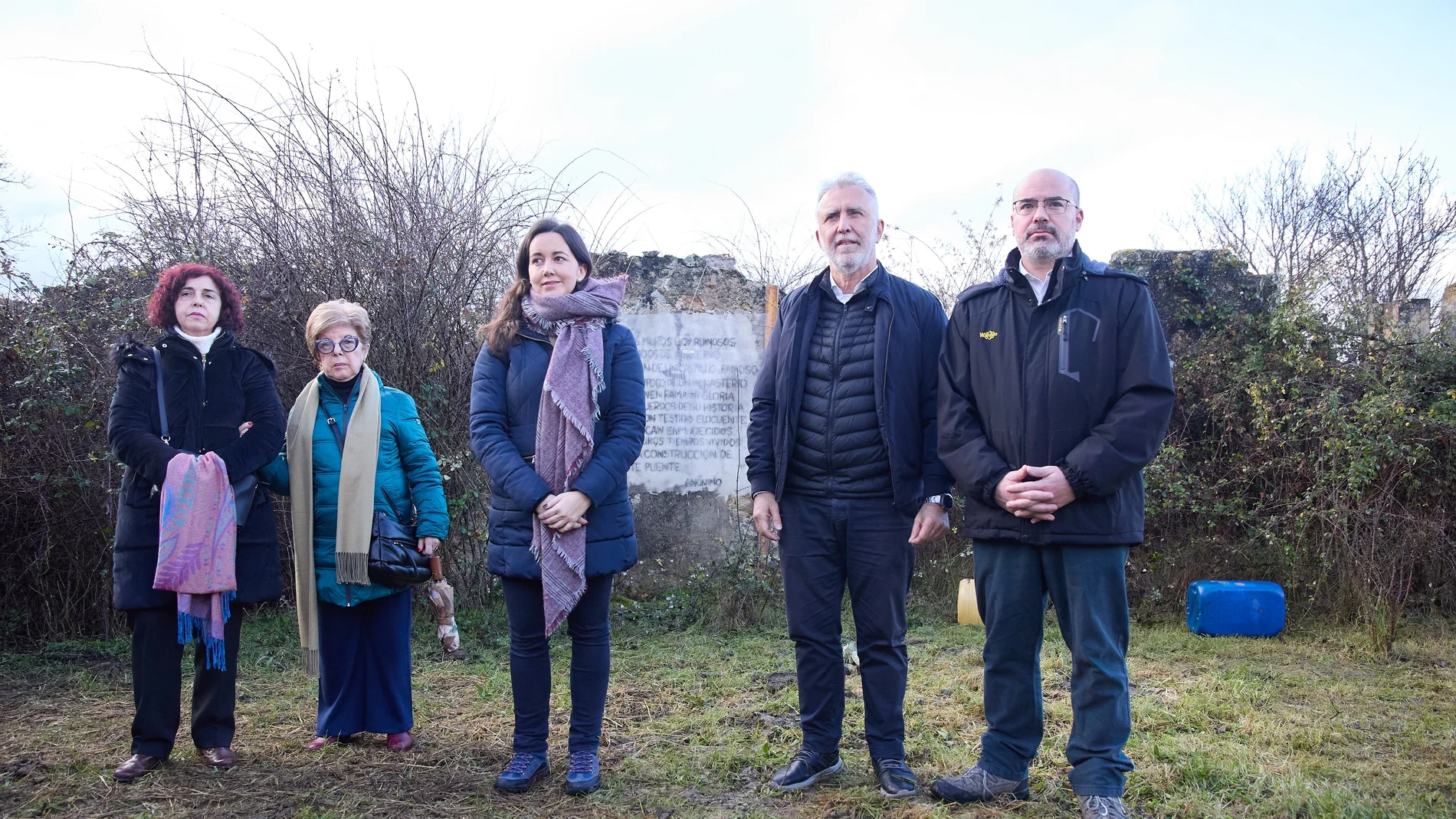La alcaldesa de Soto del Real, Noelia Barrado (c), el ministro de Política Territorial y Memoria Democrática, Ángel Víctor Torres (2d), y el delegado del Gobierno en la Comunidad de Madrid, Francisco Martín (d), visitan el destacamento penal de Chozas de la Sierra, a 3 de enero de 2024, en Soto del Real, Madrid (España).