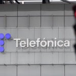 Telefónica y los sindicatos firman los acuerdos para el ERE de 3.421 trabajadores y el convenio colectivo