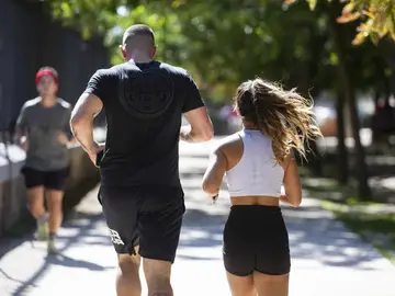 Gente corriendo y haciendo deporte en el Retiro. Gente corriendo y haciendo deporte en el Retiro.