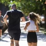 Gente corriendo y haciendo deporte en el Retiro. 