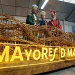 Rivera de la Cruz presenta la cabalgata de Reyes durante su visita a la carroza de mayores de Madrid. David Jar