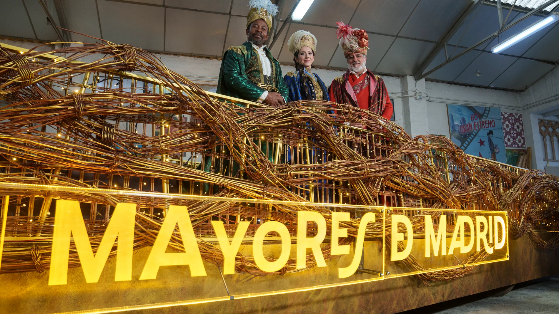 Rivera de la Cruz presenta la cabalgata de Reyes durante su visita a la carroza de mayores de Madrid