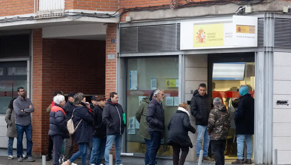 Varias personas esperan para entrar en una oficina del SEPE de Móstoles, a 3 de enero de 2023, en Móstoles, Madrid (España).