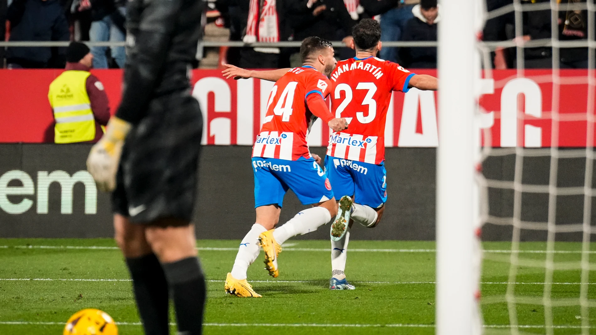 GIRONA, 03/01/2024.- Los jugadores del Girona, Iván Martín (d) y Portu, celebran el cuarto gol de su equipo durante el encuentro correspondiente a la jornada 19 de LaLiga EA Sports que Girona y Atlético de Madrid disputan hoy miércoles en el estadio Montilivi, en Girona. EFE / David Borrat.