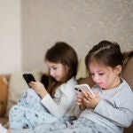 Niñas con teléfono móvil
