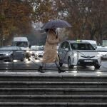 Una mujer se protege de la lluvia 