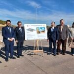  El consejero de Medio Ambiente, Universidades, Investigación y Mar Menor, Juan María Vázquez, junto al alcalde de La Unión, Joaquín Zapata, informa de las ayudas para la construcción y mejora de puntos limpios en la Región de Murcia. 