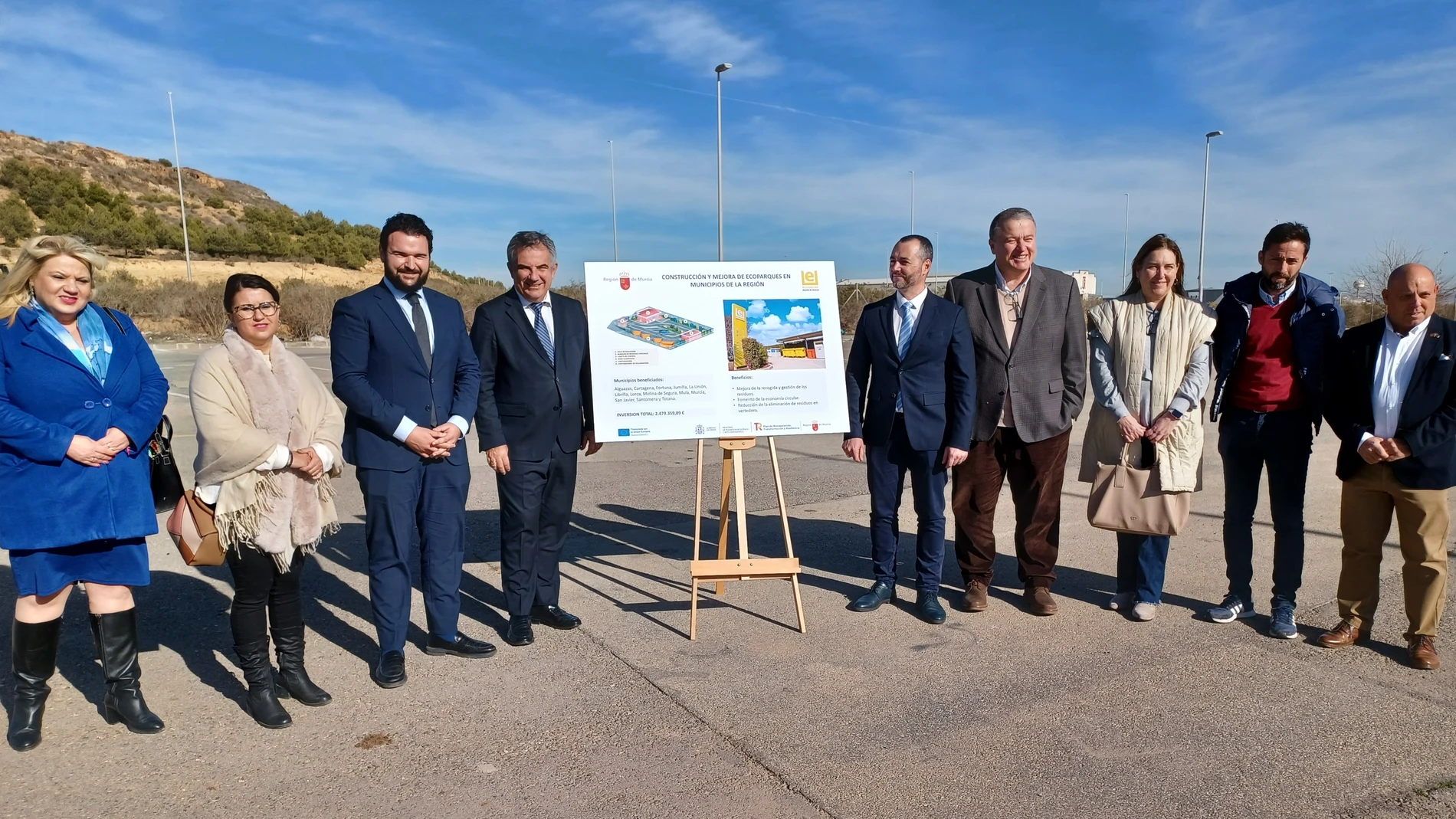 El consejero de Medio Ambiente, Universidades, Investigación y Mar Menor, Juan María Vázquez, junto al alcalde de La Unión, Joaquín Zapata, informa de las ayudas para la construcción y mejora de puntos limpios en la Región de Murcia.