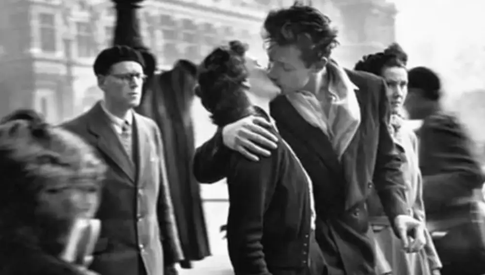 Foto del beso de Paris de Doisneau