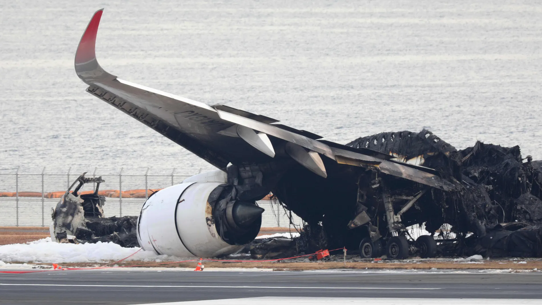 Tokyo (Japan), 02/01/2024.- A Japan Airline passenger plane burnt out is remained on the tarmac at Haneda Airport in Tokyo, Japan, 03 January 2024 after colliding with a Japan Coast Guard plane on 02 January 2024. The airplane carrying 367 passengers and 12 crew crashed with a Japan Coast Guard plane for transporting relief supplies for earthquake hit areas. All passengers and crew on board the passenger plane evacuated safely. Tokyo Metropolitan Police confirmed five of six crew on board the...