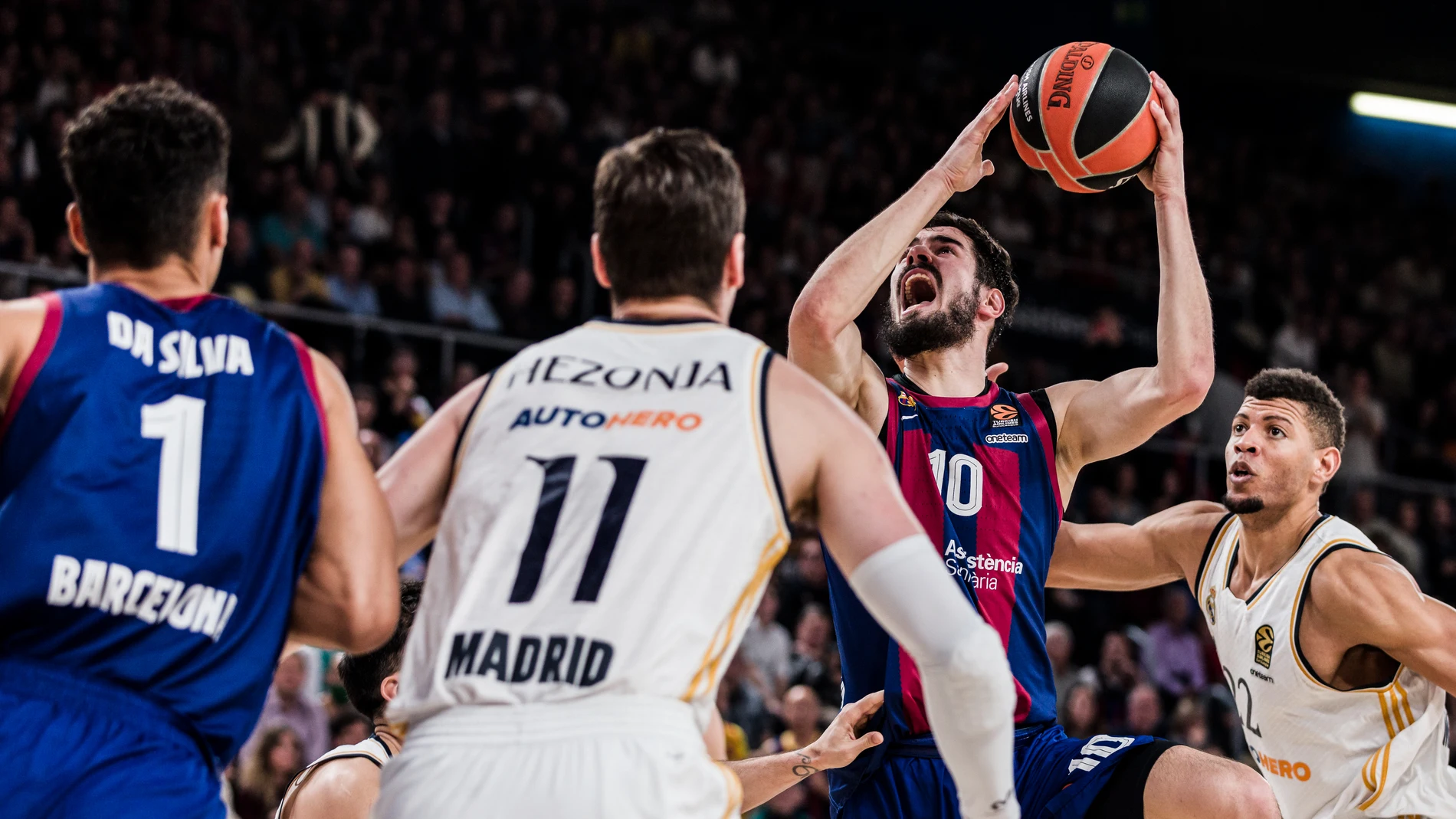 Kalinic intenta anotar tras superar la defensa del Real Madrid
