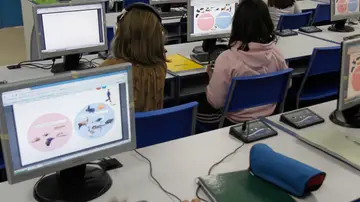 Niños con ordenadores en una clase de un colegio. Niños con ordenadores en una clase de un colegio.