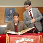 El presidente de la Generalitat valenciana, Carlos Mazón, esta mañana durante su visita a San Vicent del Raspeig (Alicante)