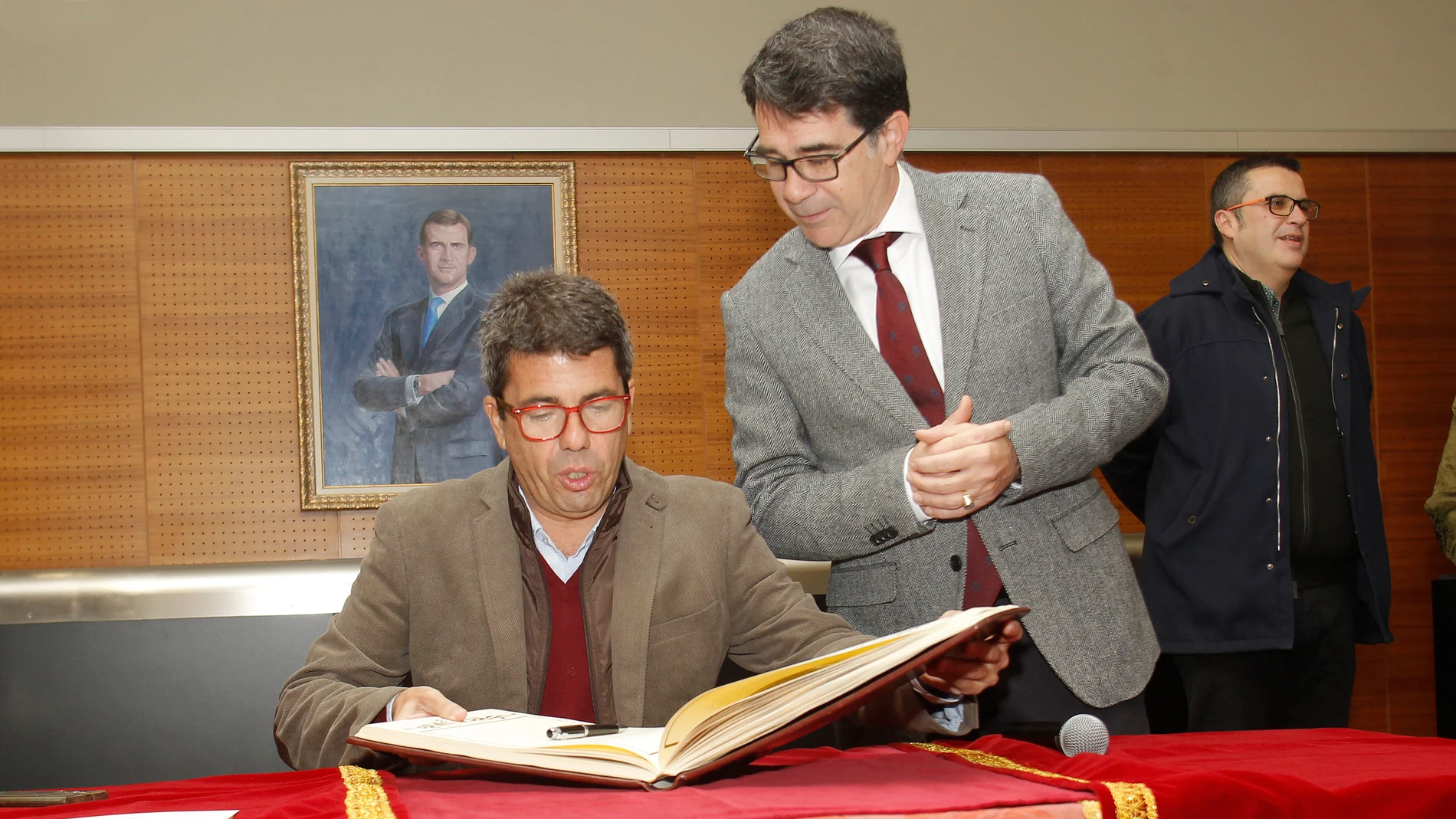 El presidente de la Generalitat valenciana, Carlos Mazón, esta mañana durante su visita a San Vicent del Raspeig (Alicante)