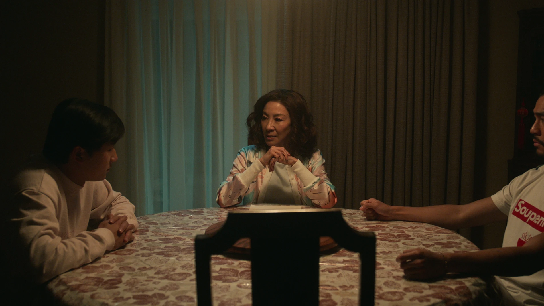 Michelle Yeoh, siempre sorprendente, interpreta a la matriarca Eileen Sun