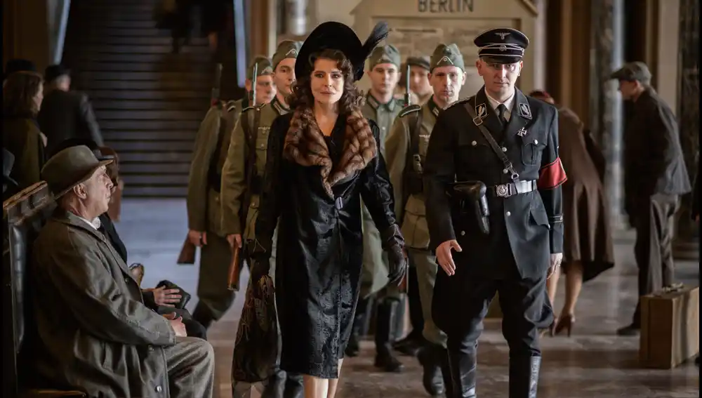 Fanny Ardant (izda.) en "Los colores del incendio"