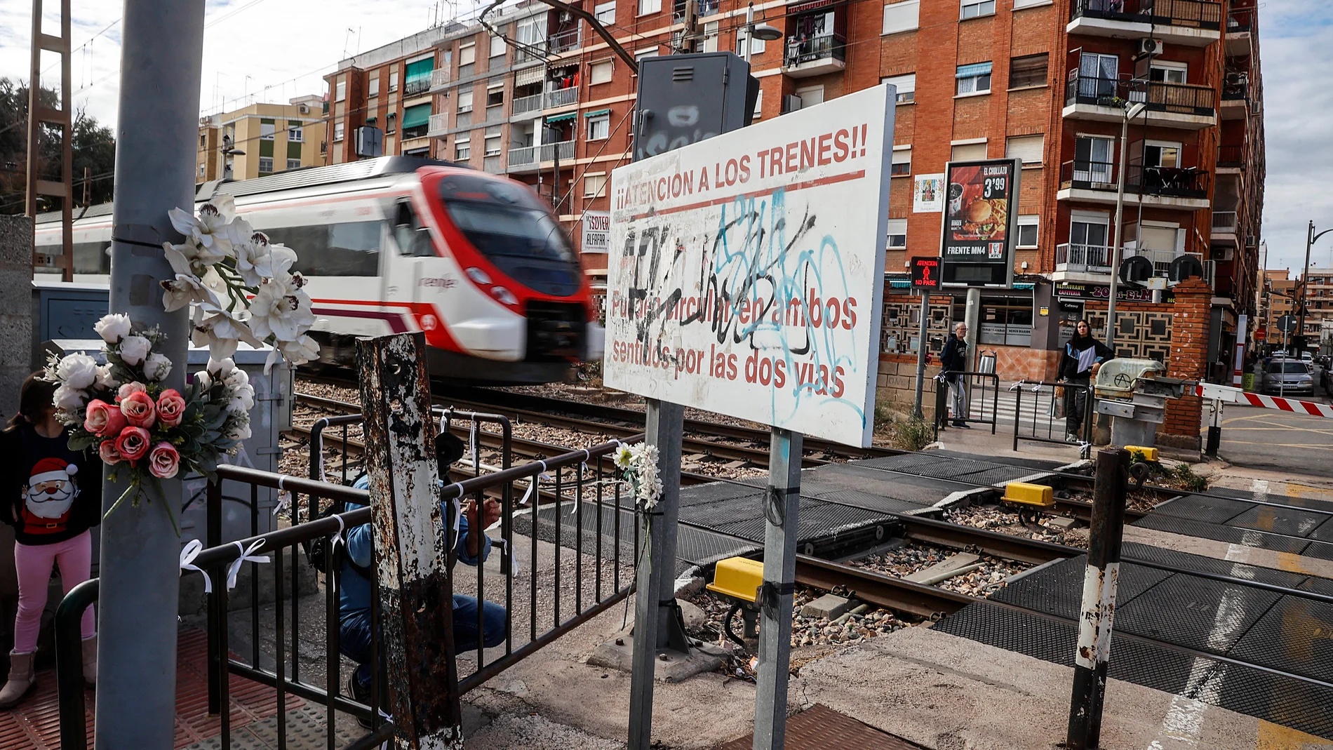 Un cartel advierte del peligro de cruzar el paso a nivel de Alfafar, a 4 de enero de 2024, en Alfafar, Valencia, Comunidad Valenciana (España). El paso a nivel de Alfafar se encuentra en la línea ferroviaria entre València y Xàtiva. La plataforma de afectados por el paso a nivel pide seguridad después de que ya hayan fallecido en el paso a nivel, 70 personas, la última de ellas, el pasado 21 de diciembre. 04 ENERO 2024;ALFAFAR;PASO A NIVEL;TRENES;ESTACIÓN;PASO;VÍAS;FALLECIDOS Rober Solsona ...