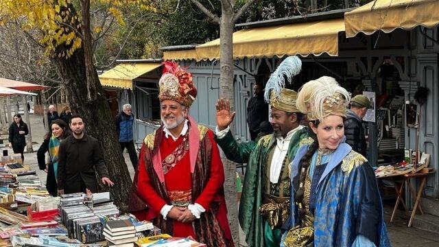 Los emisarios de los Reyes Magos visitan a los libreros de la Cuesta de Moyano en busca de los regalos de "última hora"
