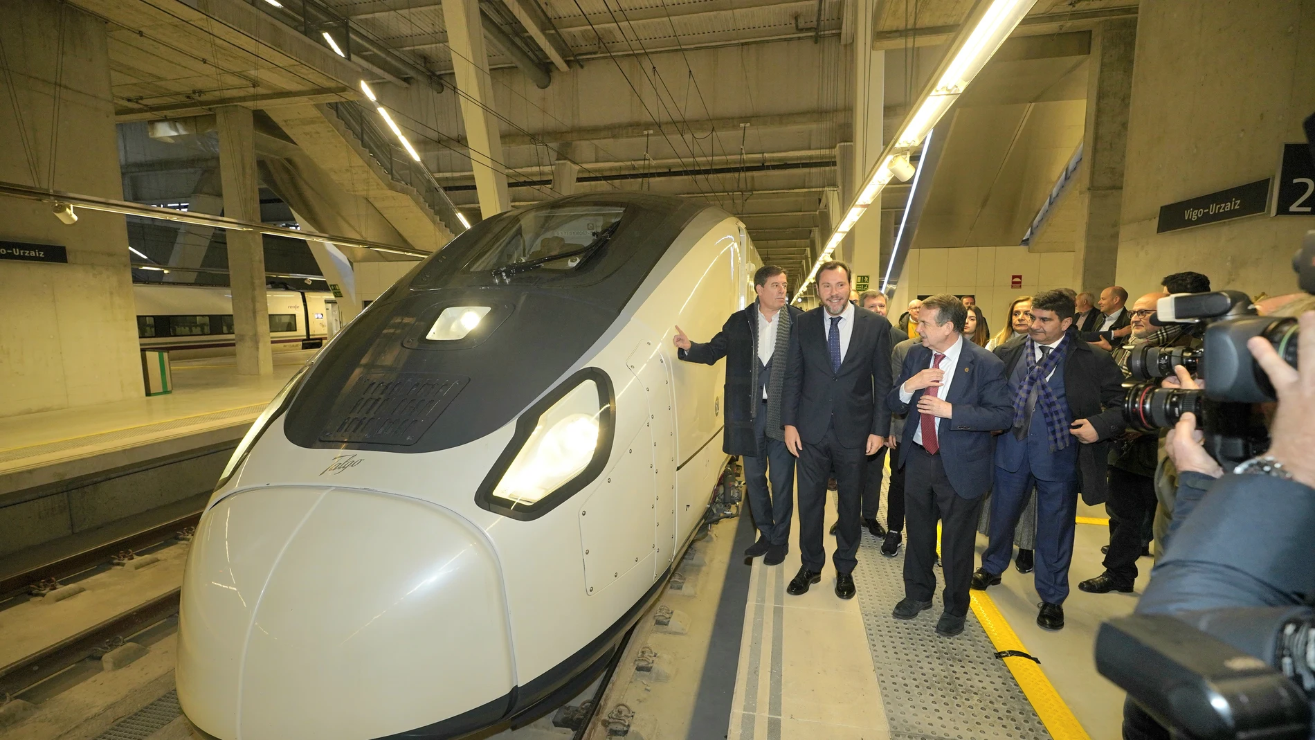 El ministro Óscar Puente, en Vigo, el día que prometió la llegada en marzo de estos trenes.