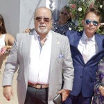 Paco Arévalo junto a sus hijos Francisco y Nuria