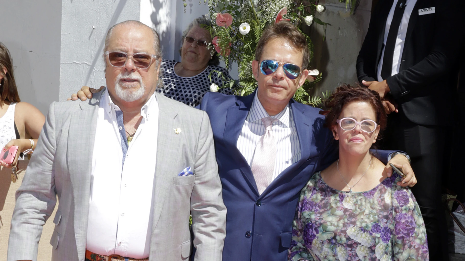 Paco Arévalo junto a sus hijos Francisco y Nuria