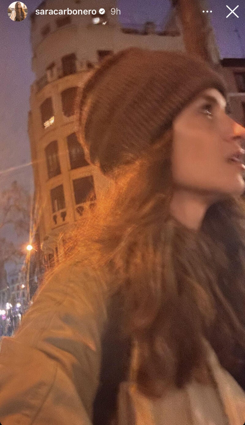 Sara Carbonero con look para la lluvia.