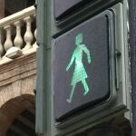Economía/Motor.-DGT modificará con "criterios de igualdad" las señales de tráfico, como la de la mujer que lleva al niño