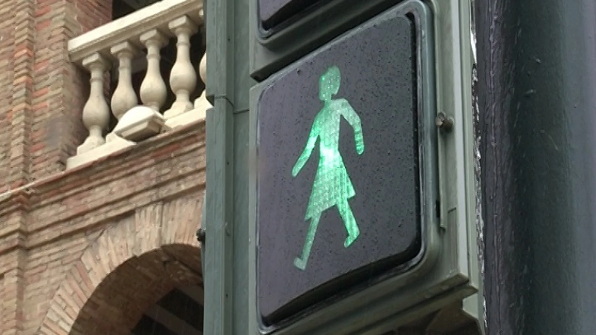 Economía/Motor.-DGT modificará con "criterios de igualdad" las señales de tráfico, como la de la mujer que lleva al niño