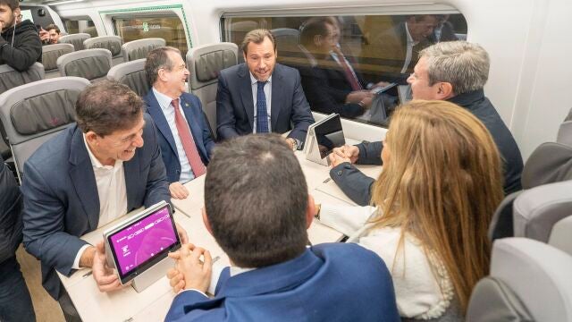 El ministro Óscar Puente, junto al alcalde de Vigo, Abel Caballero, y el candidato a la Xunta, josé Ramón Gómez Besteiro, entre otros, en un tren Avril que hizo el viaje Madrid-Vigo en pruebas el 5 de enero de 2024.
