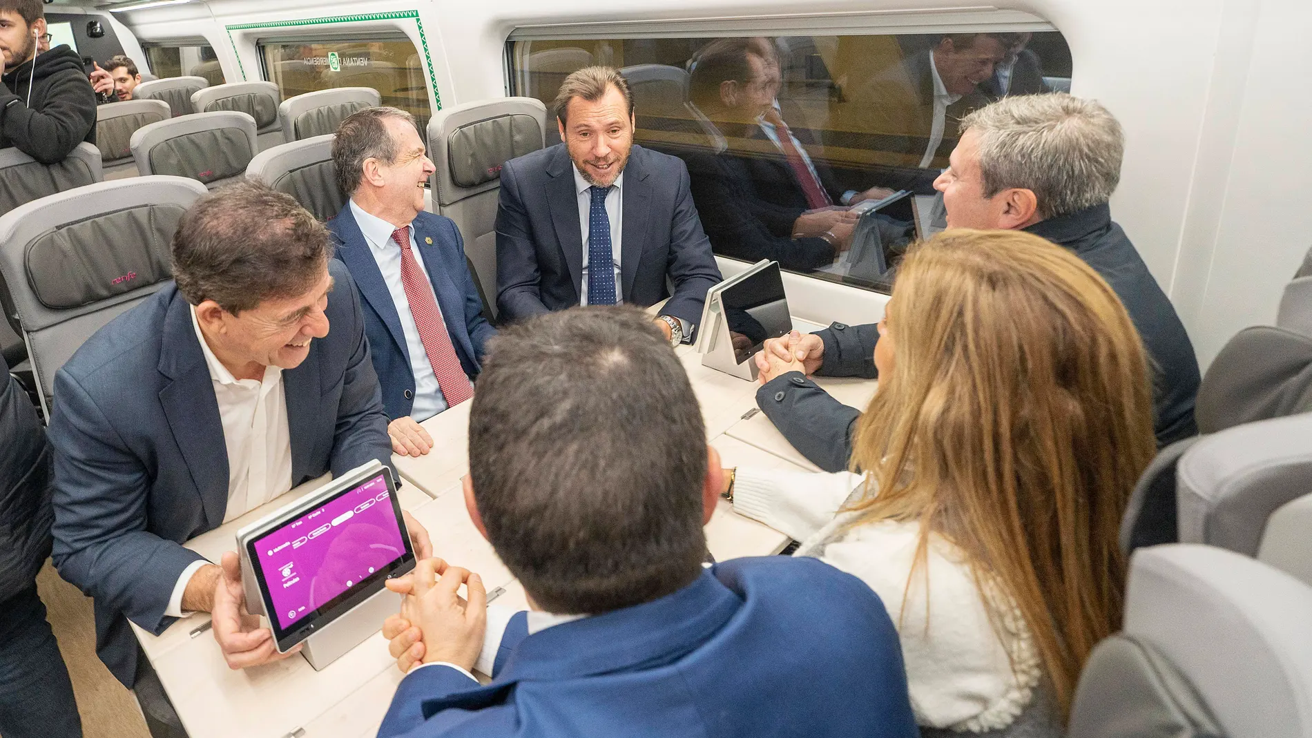 El ministro Óscar Puente, junto al alcalde de Vigo, Abel Caballero, y el candidato a la Xunta, josé Ramón Gómez Besteiro, entre otros, en un tren Avril que hizo el viaje Madrid-Vigo en pruebas el 5 de enero de 2024. JAVIER VÁZQUEZ-EUROPA PRESS 05/01/2024