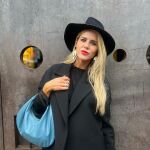 Amelia Bono con total look negro.