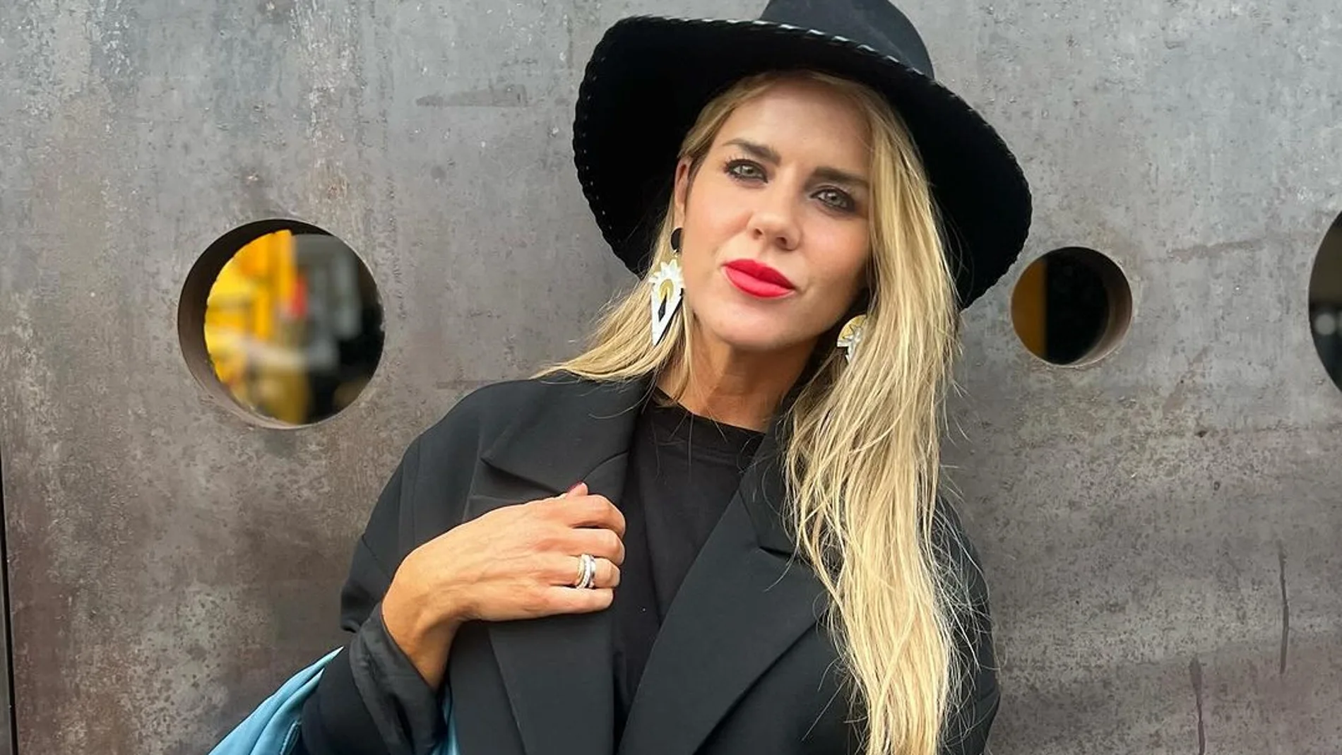 Amelia Bono con total look negro.