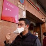 Una persona se quita la mascarilla al salir del Centre de Salut Chile, a 5 de enero de 2023, en Valencia, Comunidad Valenciana (España). 
