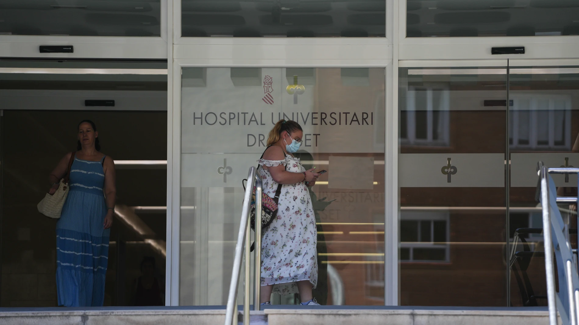 Comunidad Valenciana implanta el uso obligatorio de mascarilla en centros sanitarios ante el repunte de gripe