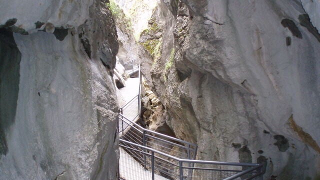 Ruta por las piedras calizas de la Yecla