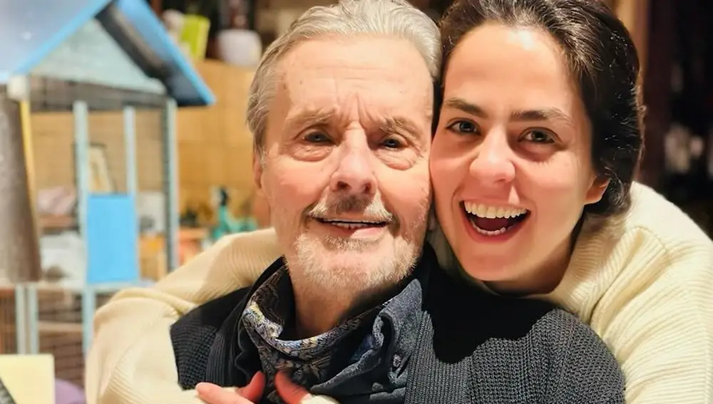 El actor Alain Delon con su hija Anouchka en una foto subida a Instagram por esta última.