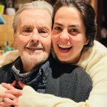 El actor Alain Delon con su hija Anouchka en una foto subida a Instagram por esta última.