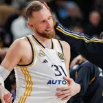 Musa, que anotó 40 puntos, se lleva el balón de recuerdo